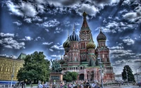 Basilius-Kathedrale: Ein farbenfrohes Wahrzeichen Moskaus vor einem dramatischen Himmel