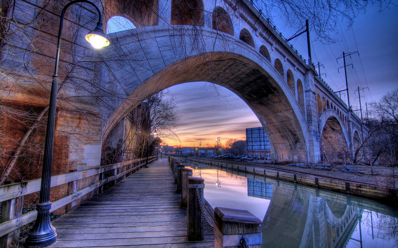 Bogenbrücke über einen kanal mit einer laterne und einer straßenlaterne (brücke, wasser, wasserstraße, reflexion, bogen)