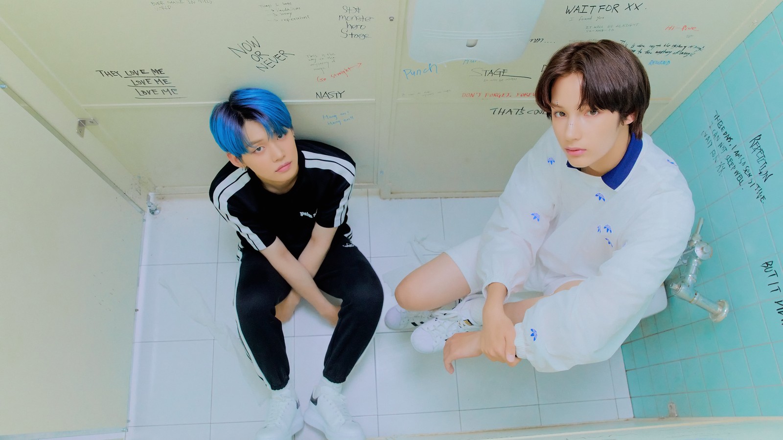 Il y a deux personnes assises par terre dans une salle de bain (txt kpop, tomorrow x together, 투모로우바и투게더, 투모로우바이투게더, membres)