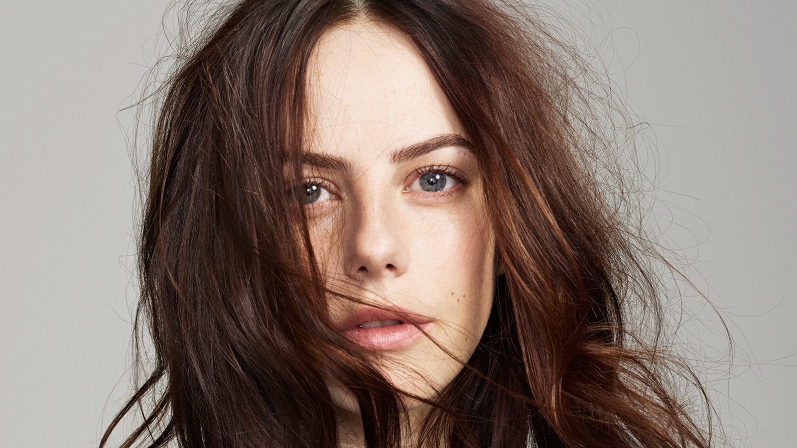 Un gros plan d'une femme avec de longs cheveux et un t-shirt blanc (kaya scodelario, actrice, célébrité, filles, femmes)