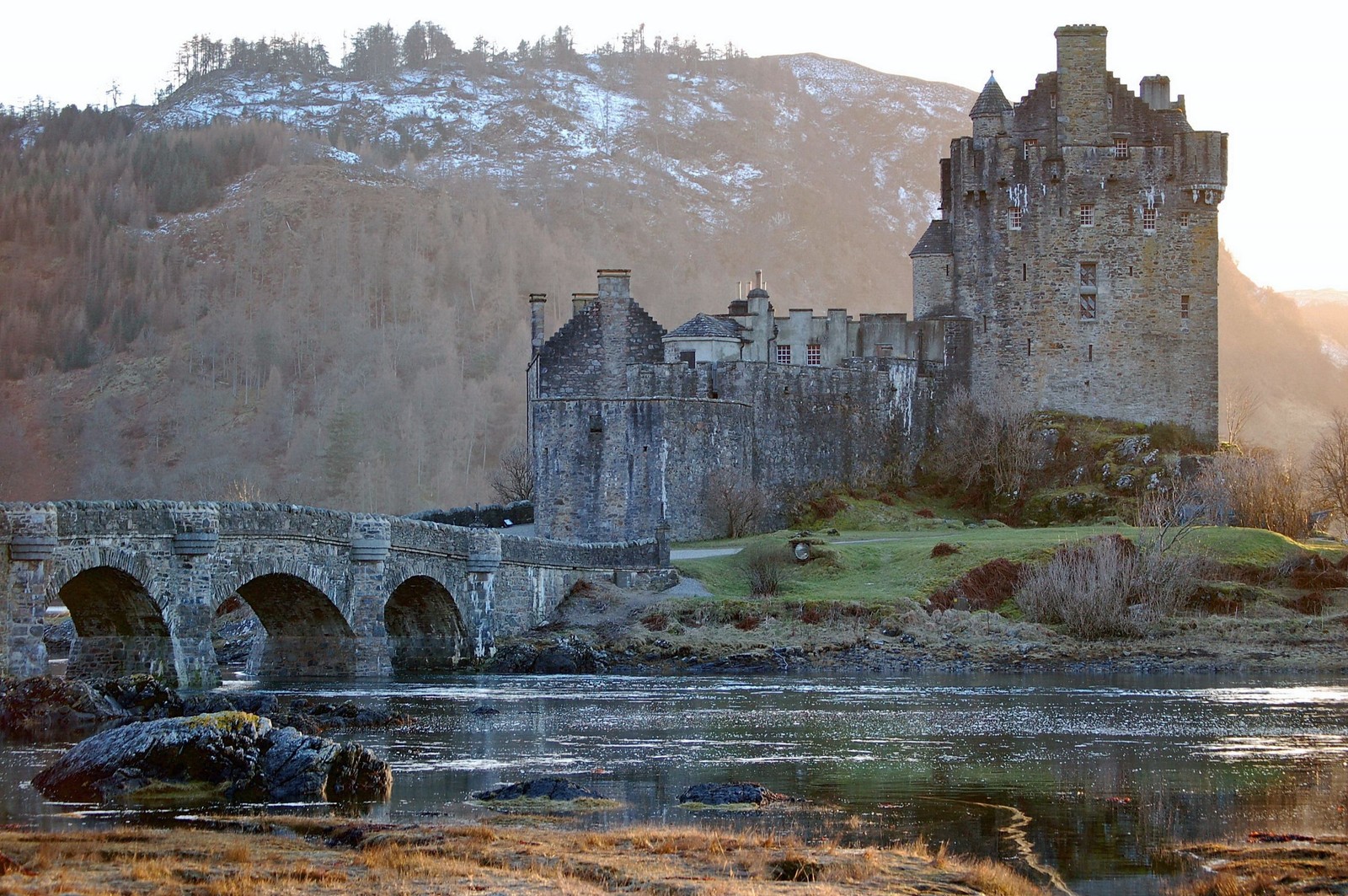 Um castelo com uma ponte sobre um rio no meio de montanhas (castelo, ruínas, fortificação, arquitetura medieval, edifício)