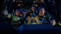 Buzz Lightyear e a equipe, com um companheiro parecido com um gato, a bordo de sua nave espacial em um momento tenso.