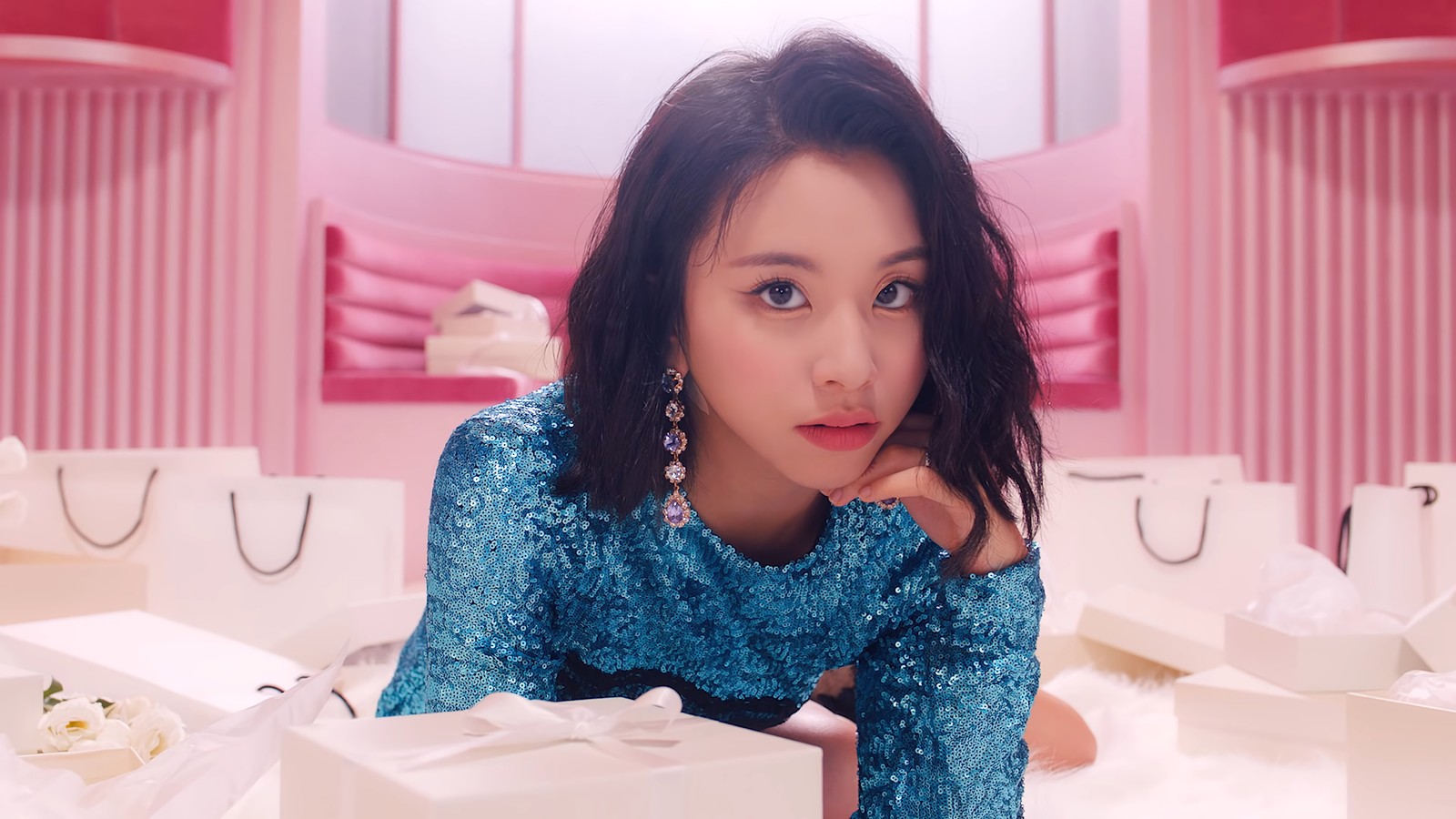 Gros plan sur une personne allongée sur un lit avec une boîte (chaeyoung, chae young, 채영, son chae young, twice kpop)