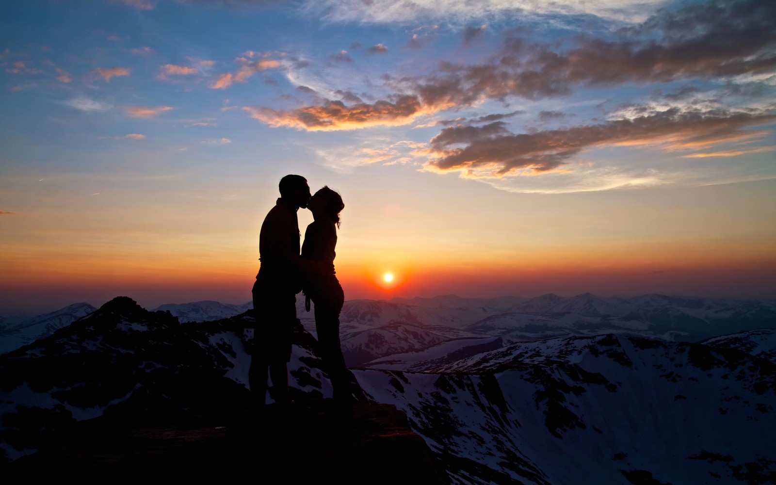 Lade kuss, romantik, gebirgige landformen, sonnenaufgang, sonnenuntergang Hintergrund herunter