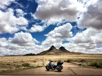 Aventure à moto au milieu de nuages dramatiques et de paysages désertiques