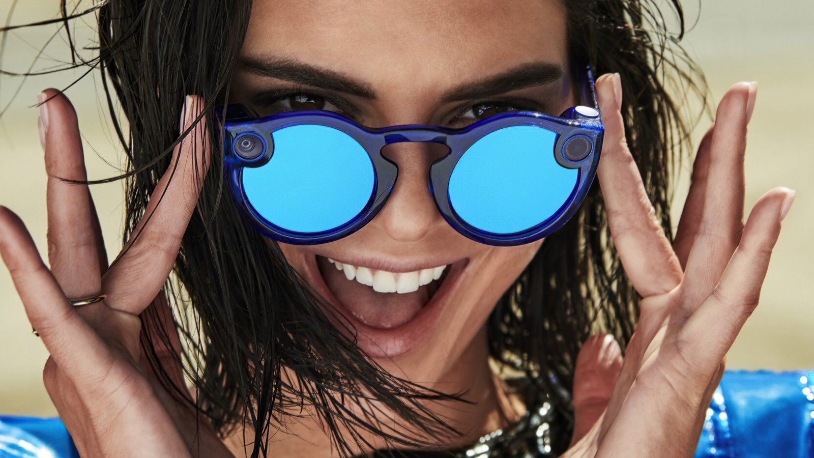 Close-up de uma mulher usando óculos de sol e uma blusa azul (kendall jenner, celebridade, modelo, mulheres, meninas)