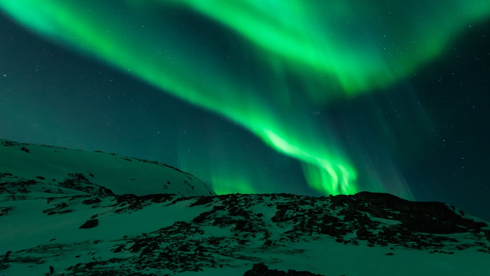 A close up of a mountain with a green aurora light in the sky (light, atmosphere, arctic, northern lights, glare)