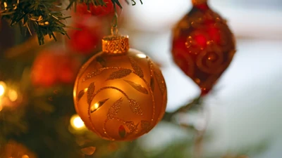 Goldener Weihnachtsornament geschmückt mit glitzernden Blättern