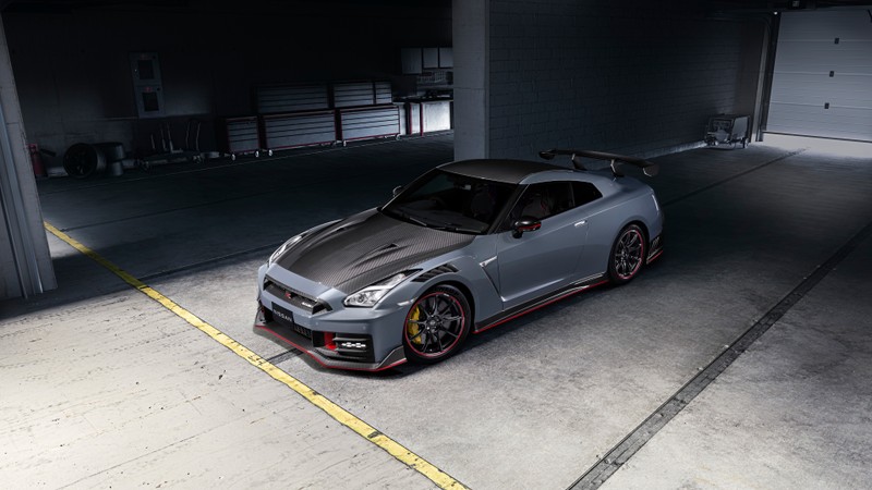 Крупный план автомобиля, припаркованного в гараже с желтой линией (nissan gt r nismo, специальное издание, 2023, 5k, 8k)