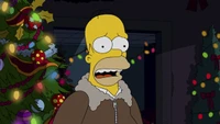 Homer Simpson entouré de décorations de Noël et de lumières d'arbre