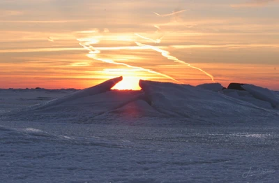 Amanecer Ártico: Sol Naciente Sobre el Hielo de Tundra