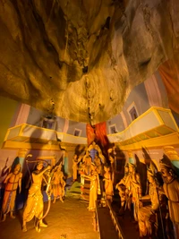 Sanctuaire énigmatique de grotte avec des sculptures mythologiques