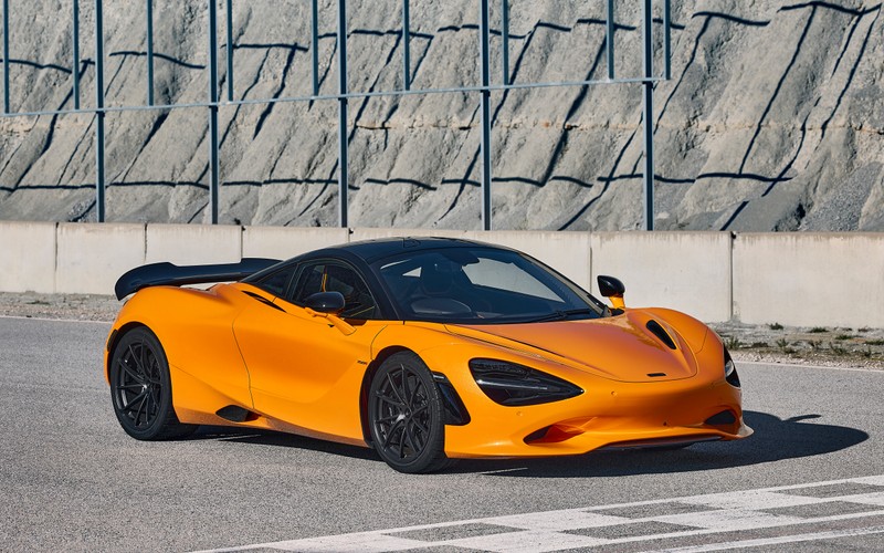 Близкий план оранжевого спортивного автомобиля, движущегося по дороге (mclaren 750s купе, mclaren 750s coupé, спортивные автомобили, 5k, 2023)