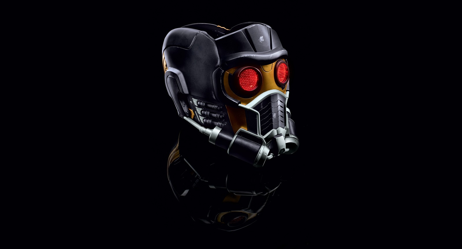 Un primer plano de un casco con luces rojas sobre un fondo negro (star lord, fondo negro, superhéroes de marvel, marvel superheroes, marvel comics)