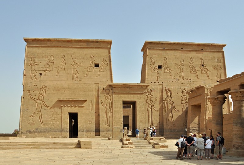 Храм с большим количеством людей, стоящих снаружи (нил, луксор, luxor, историческое место, древняя история)