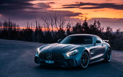 Mercedes AMG GT gegen einen dramatischen Sonnenuntergang