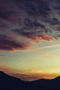 Nubes cúmulos al atardecer sobre el horizonte