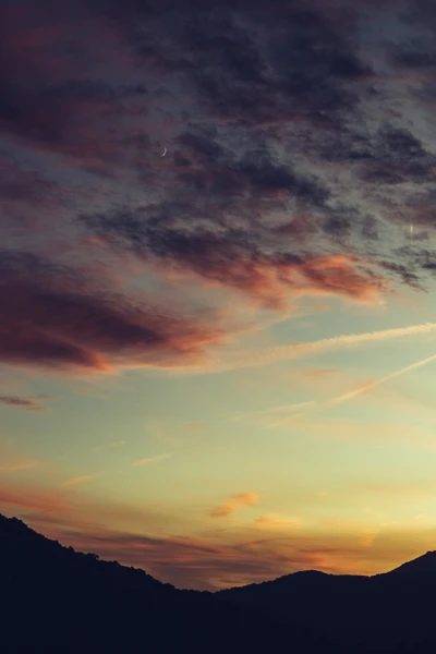 Kumuluswolken bei Sonnenuntergang über dem Horizont