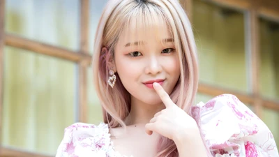 Seunghee de Oh My Girl mostrando una pose juguetona con una sonrisa encantadora.