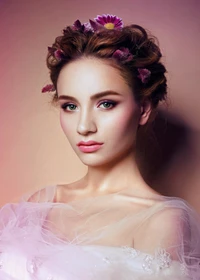 Retrato elegante de una hermosa chica con acentos florales en su cabello, con iluminación suave y atuendo delicado.