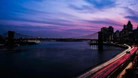 Serenidade do Crepúsculo: Horizonte de Nova Iorque refletido no rio