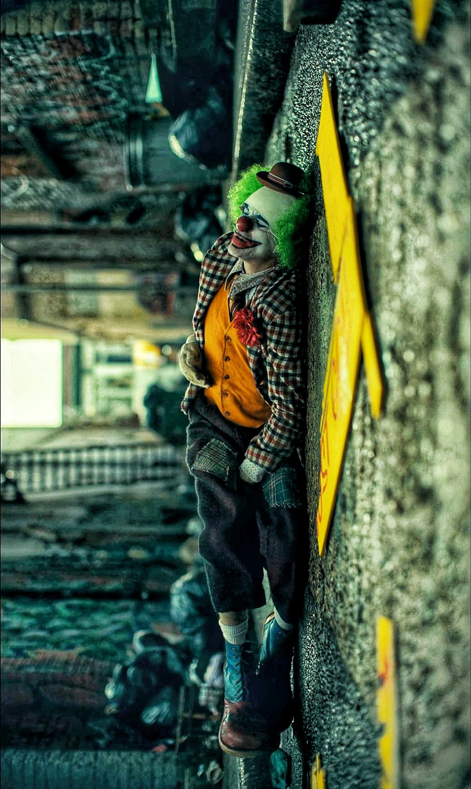 Boneco palhaço encostado em uma parede com uma peruca verde (joaquin phoenix, coringa, joker, joker 2019, joker2019)