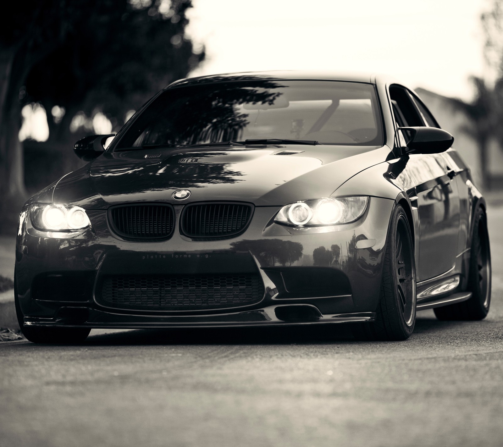 Una foto distorsionada en blanco y negro de un coche bmw estacionado en la calle (330, 335i, coche, negro, bmw)