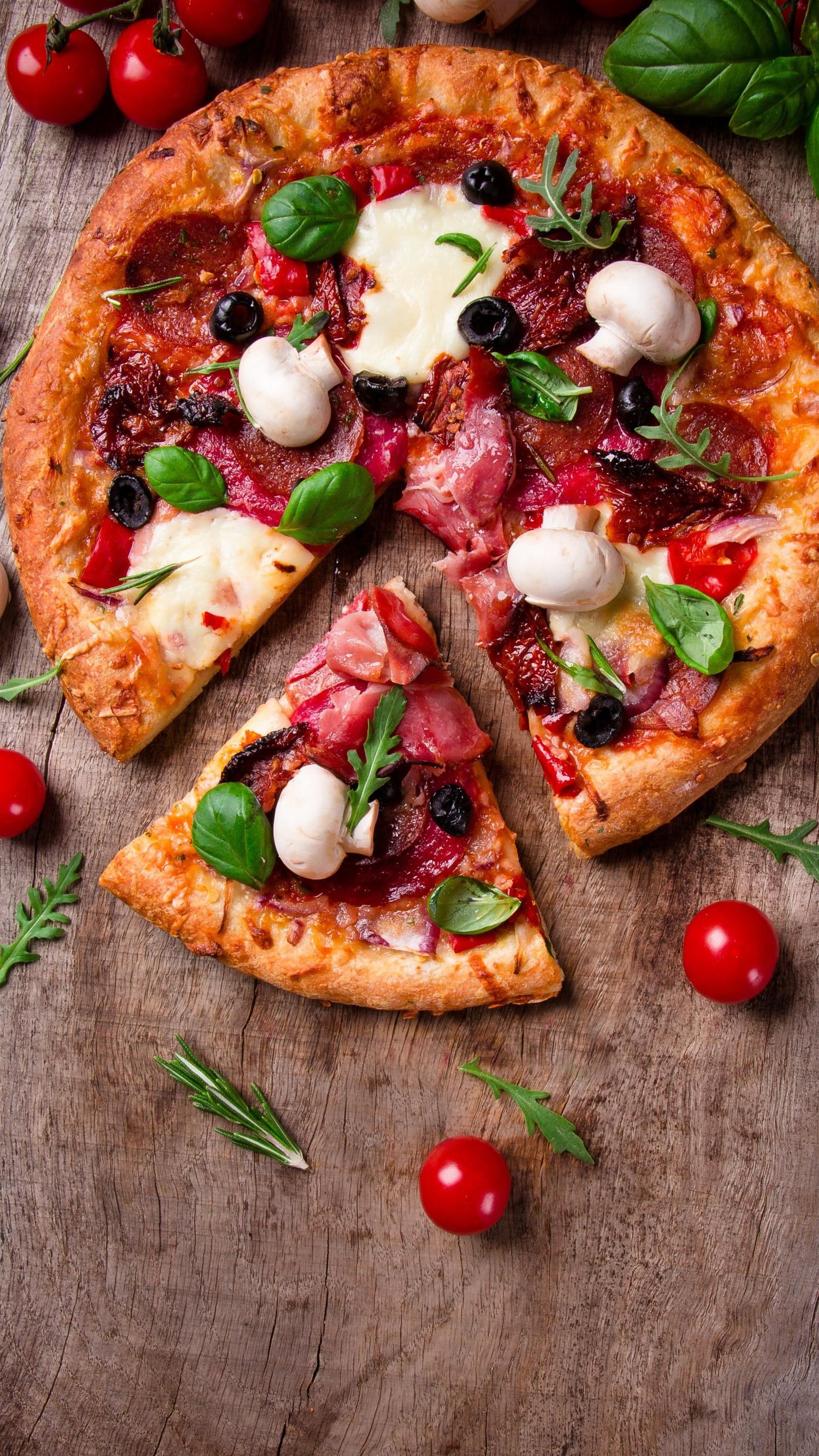 Il y a une pizza sur une table avec une part manquante (nourriture, champignon, pepproni, pizza, tomatoes)