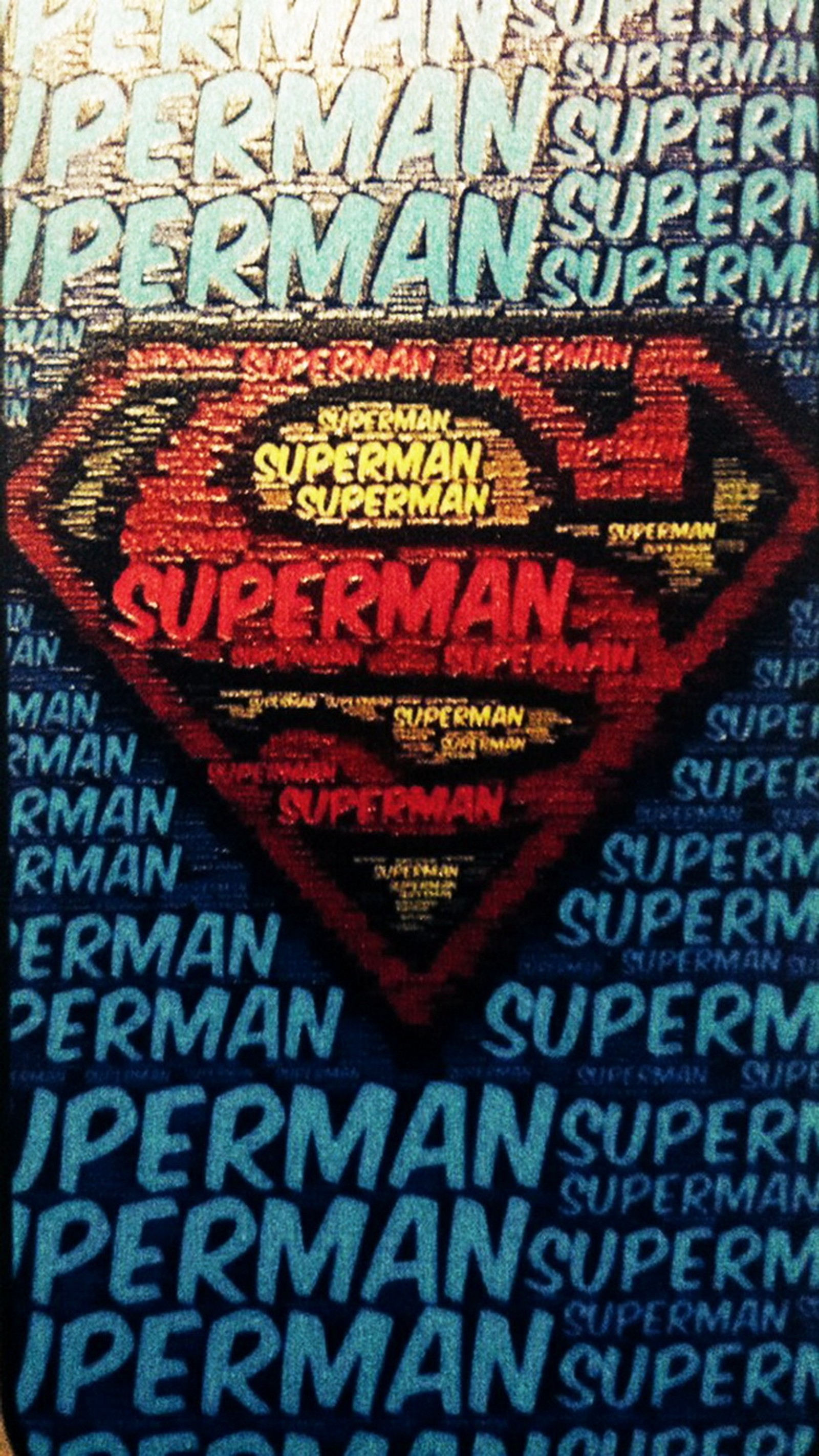 Un primer plano del logo de superman sobre un fondo azul (logotipo, superman)