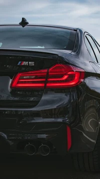 Close-up da traseira do BMW M5 F90 com luzes traseiras distintas