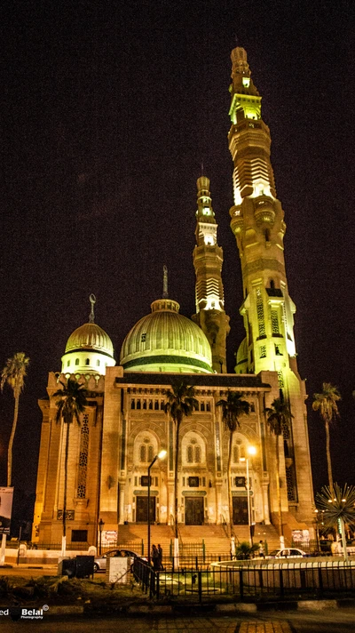 mezquita iluminada en Port Said por la noche