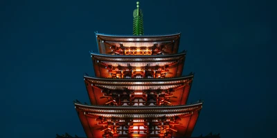 Pagoda budista iluminada por la noche