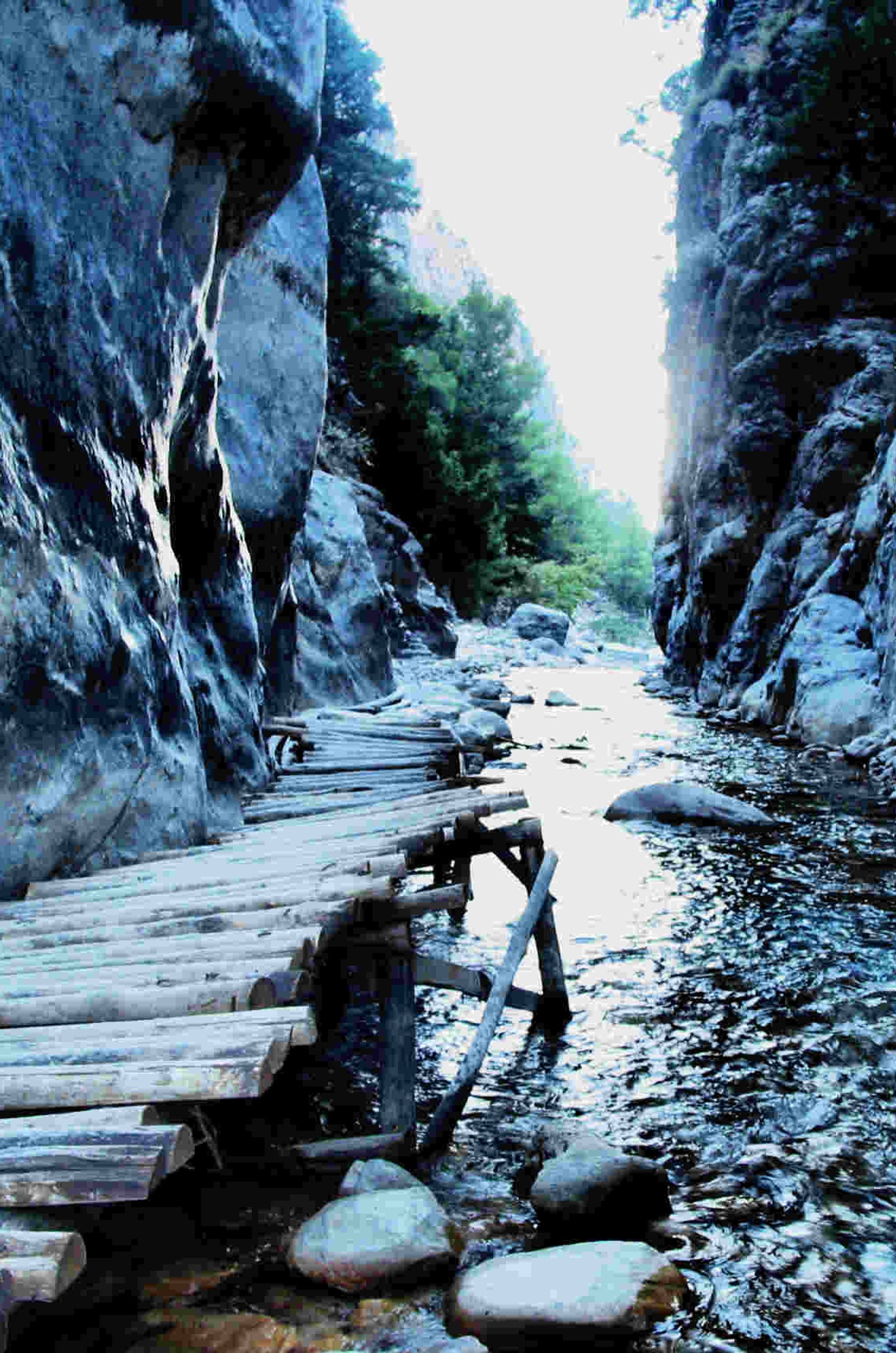 Uma ponte de madeira sobre um rio (chania, creta, crete, grécia, hellas)