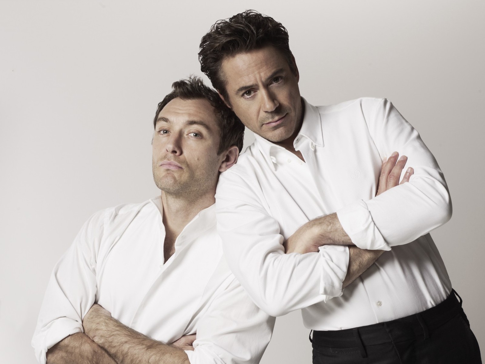 Dois homens em camisas brancas posam para uma foto (robert downey jr, sherlock holmes, ator, produtor de filmes, ombro)