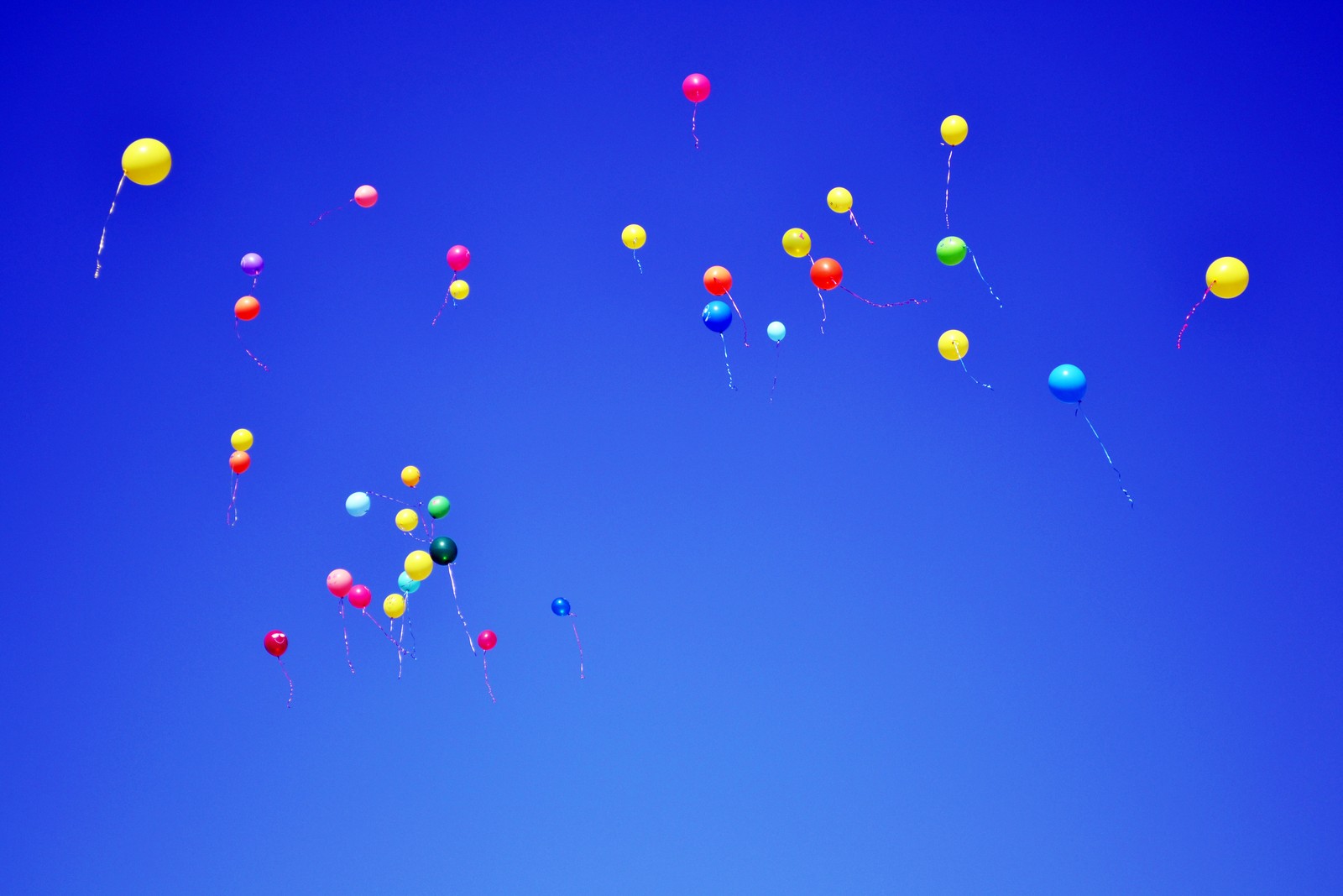 Des ballons volent dans les airs sous un ciel bleu (bleu, ballon, jour, ciel, peinture)