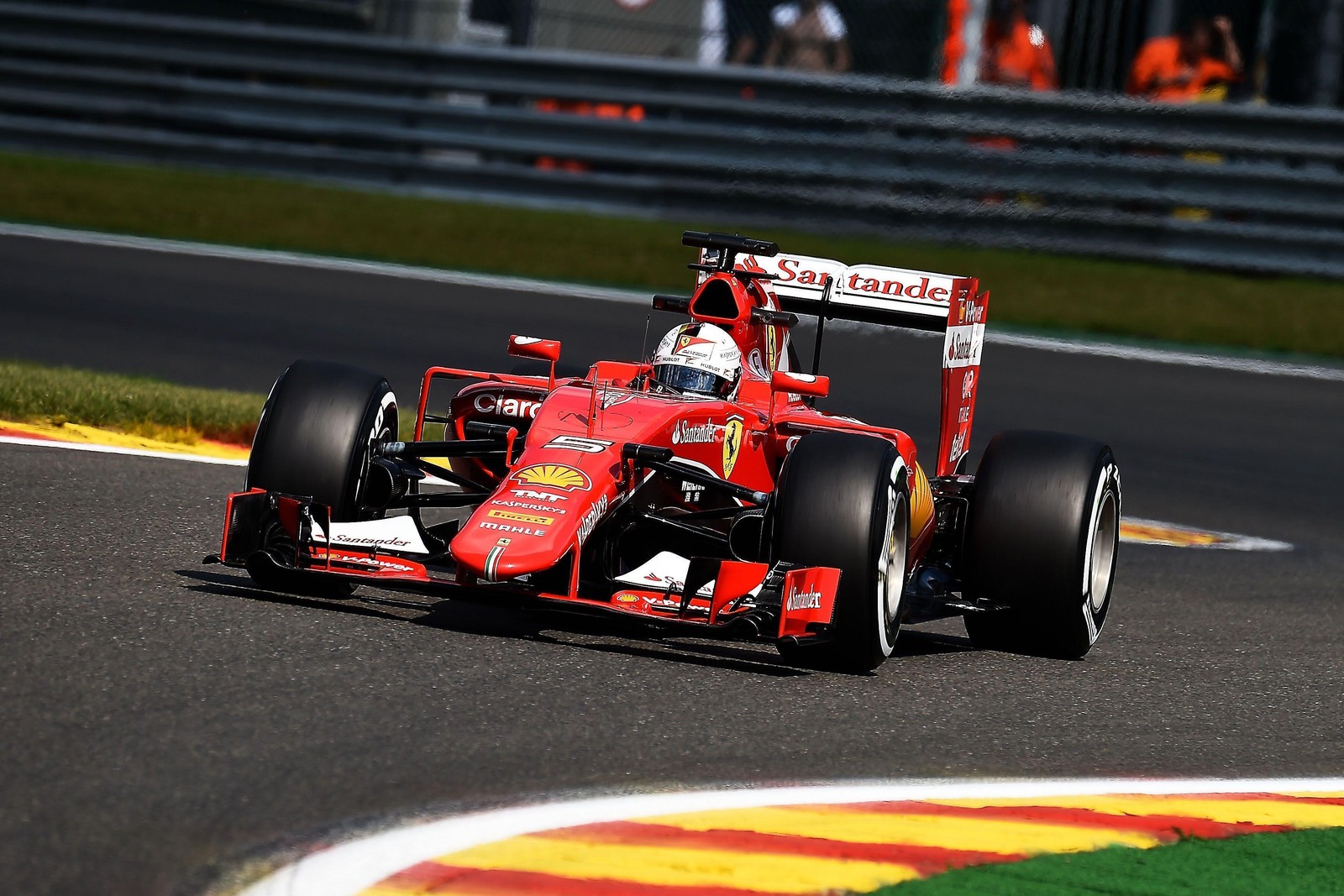 Voiture ferrari arabe sur une piste avec une foule qui regarde (scuderia ferrari, voiture, voiture de formule 1, formule 1, sport automobile)