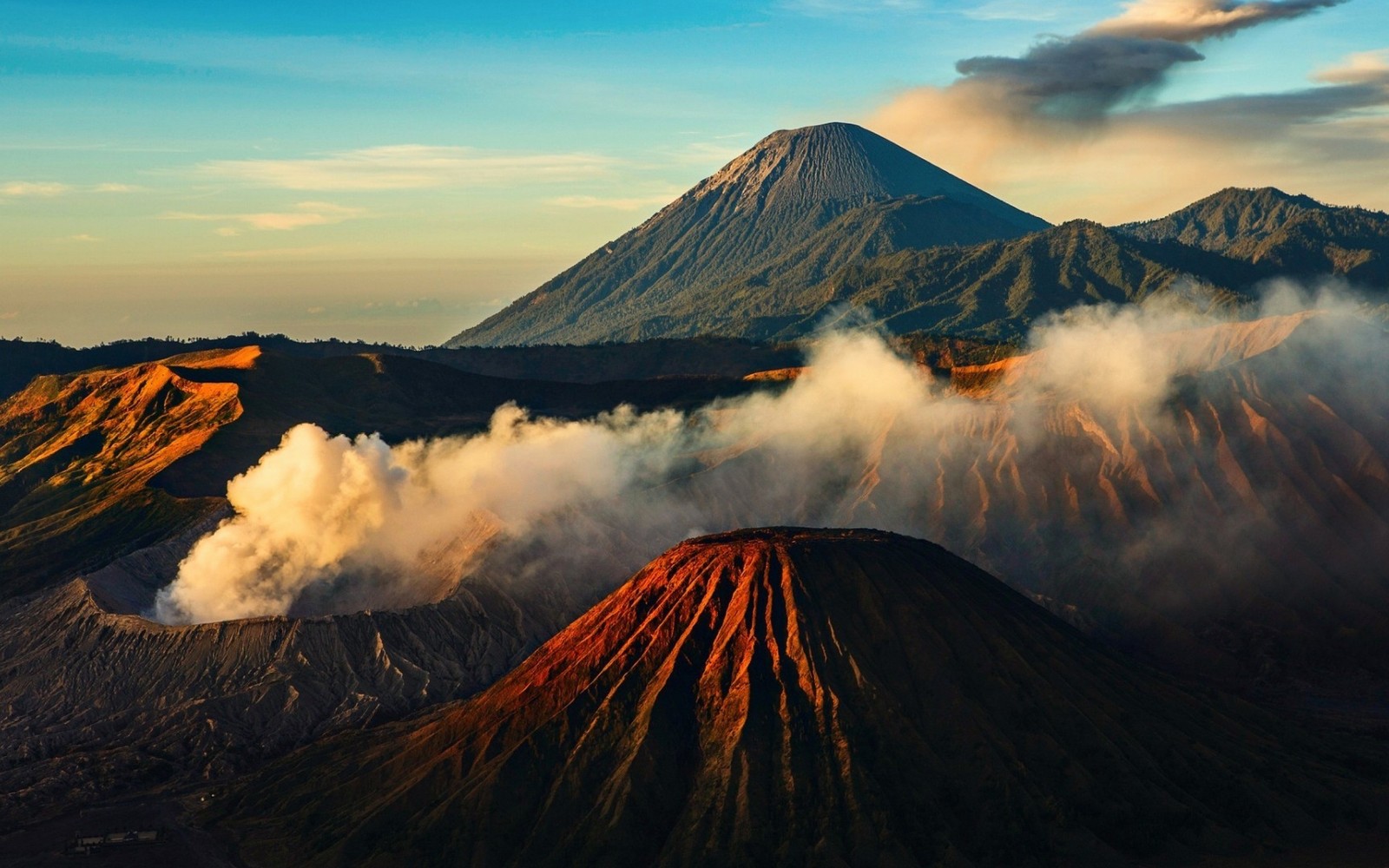 Вид на гору с облаком в воздухе (гора бромо, mount bromo, вулкан, гора, стратовулкан)