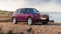 2024 Rolls Royce Cullinan: SUV de luxo em uma paisagem costeira cênica