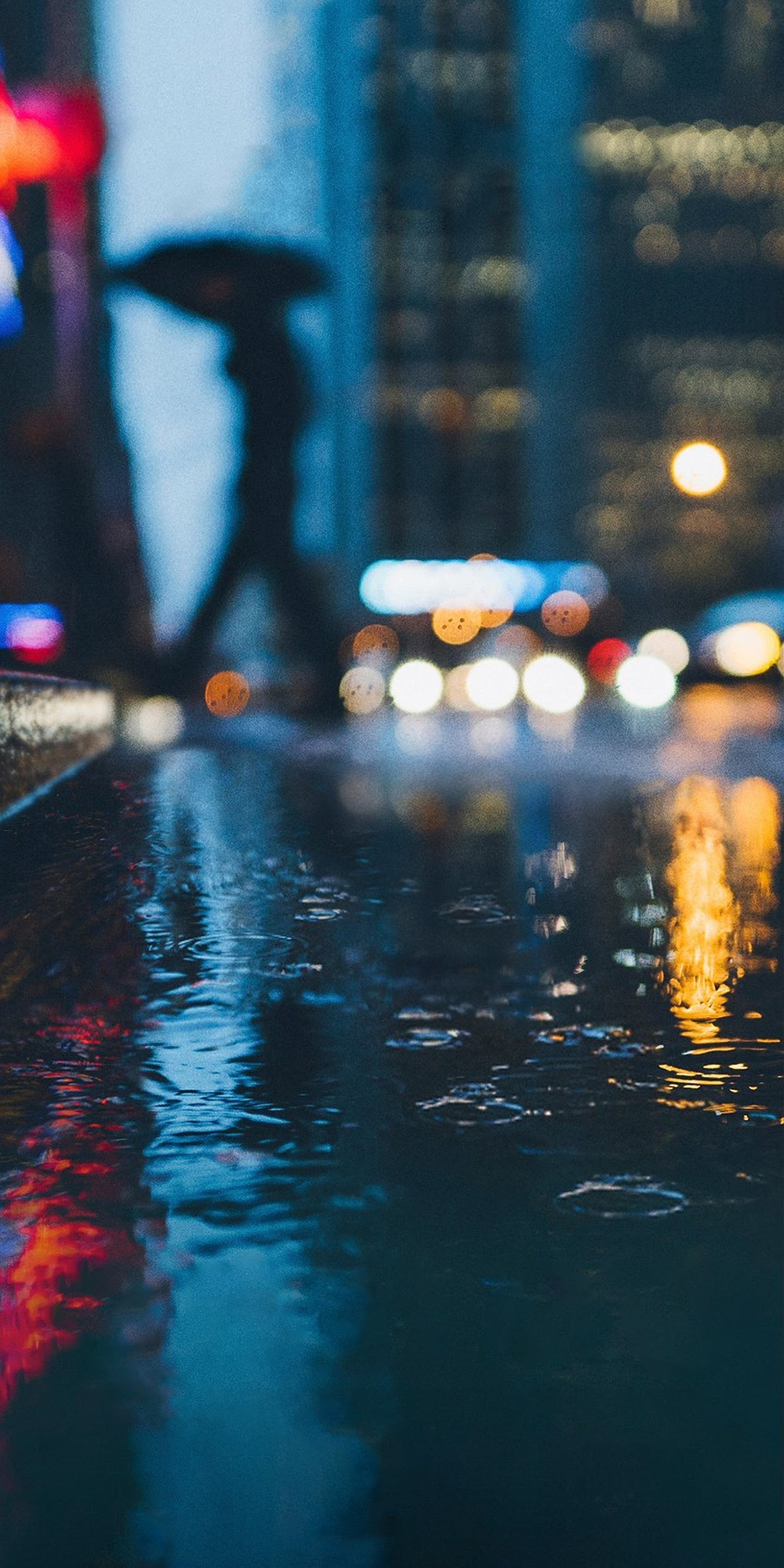 Une personne marchant sous la pluie avec un parapluie (google pixel 2, google pixel, google, amoled, bleu)