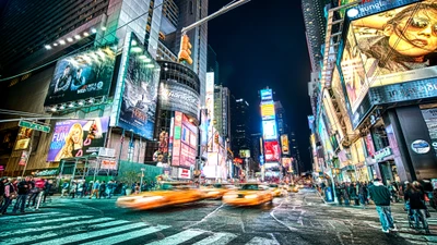 Vida nocturna vibrante en Times Square: Un paisaje urbano dinámico