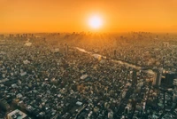 Pôr do sol sobre uma vasta paisagem urbana no Japão