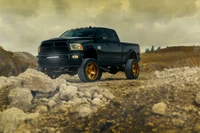 Caminhonete Dodge Ram em terreno off-road com rodas douradas elegantes