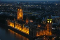 Beleuchtete Houses of Parliament und Big Ben bei Nacht über der Themse