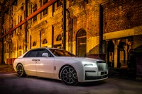 2022 Rolls Royce Black Badge Ghost: Um Sedã Luxuoso em um Ambiente Urbano