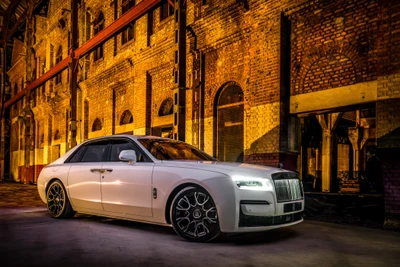 2022 Rolls Royce Black Badge Ghost: Une Berline Luxueuse dans un Cadre Urbain