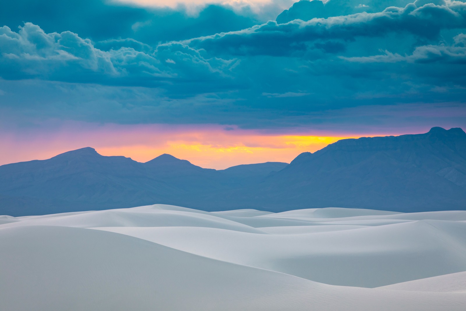 Vista de un desierto con montañas y nubes en el fondo (macarón, macaron, estética, duna, dune)