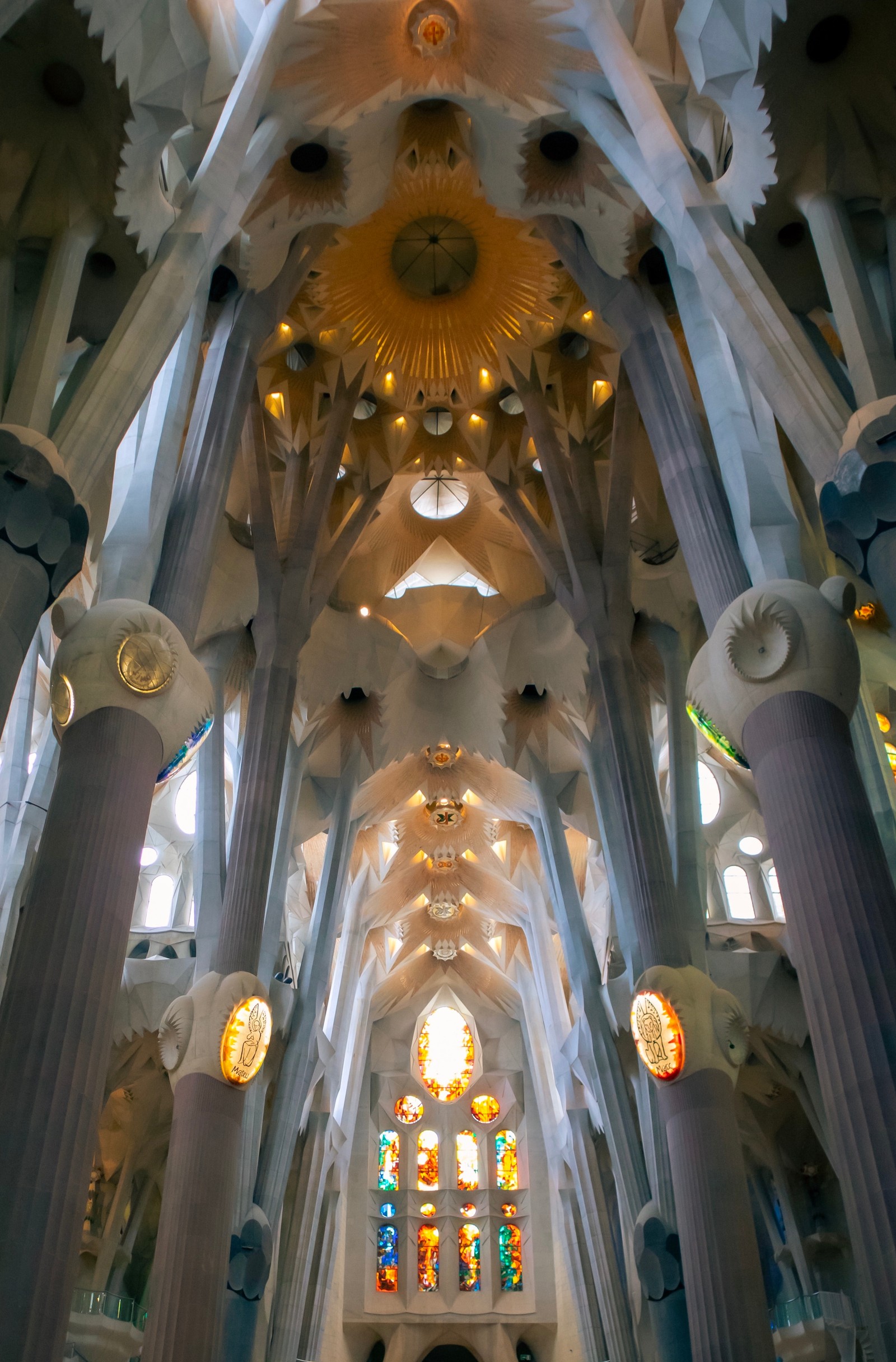 Eine kunstvolle decke einer kirche mit säulen und einem buntglasfenster (architektur, ort der anbetung, heilige stätten, byzantinische architektur, kirche)