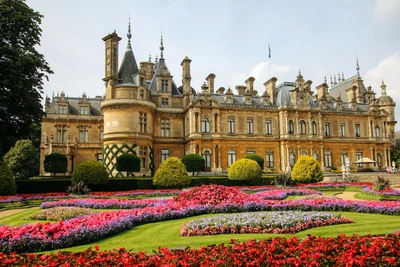 Manoir anglais majestueux entouré de jardins vibrants