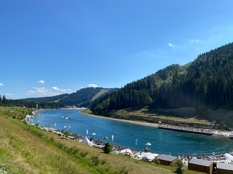 Вид на реку и гору с лодками (горный пейзаж, фьорд, водные ресурсы, водоем, водный путь)