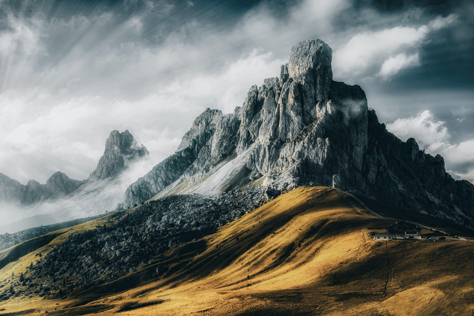 Vue d'une chaîne de montagnes avec quelques nuages dans le ciel (dell, nuage, montagne, paysage naturel, pente)